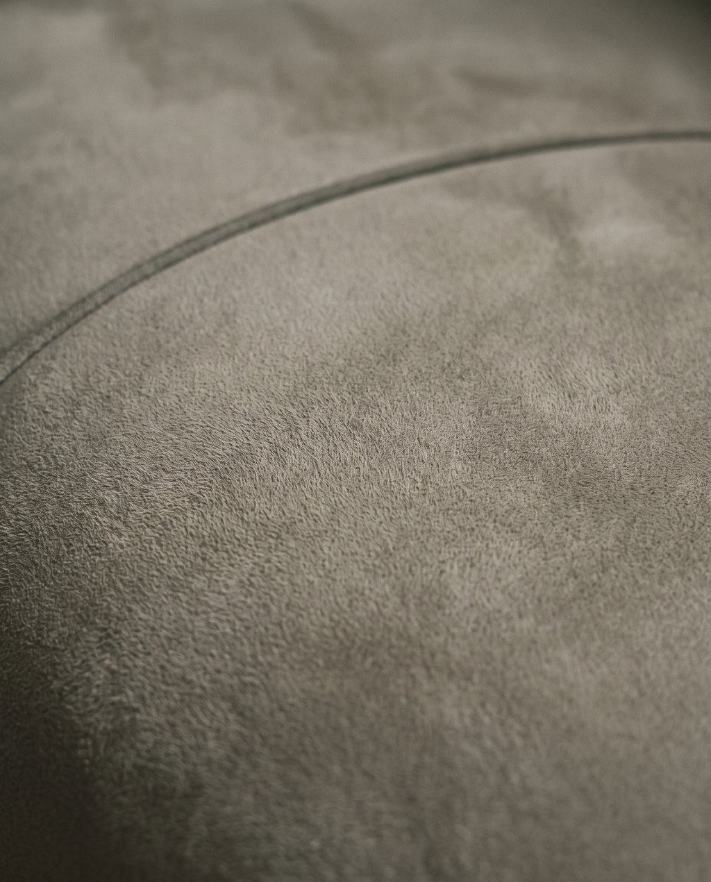 Vevanté Velours — abstract dove-grey field with arc