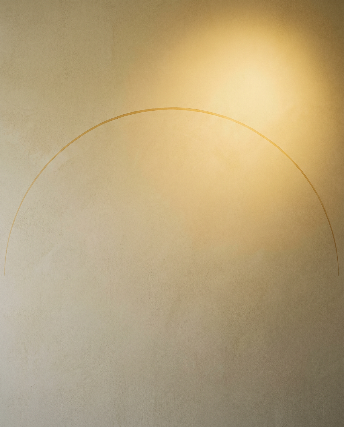Vevanté Lueur — abstract cream field with gold arc