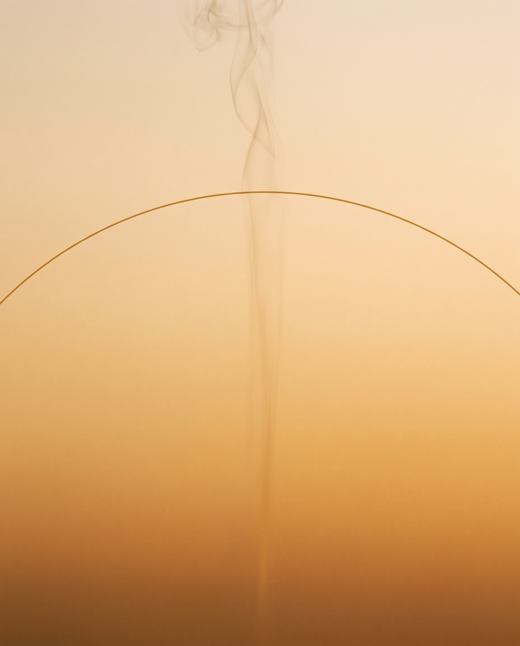 Vevanté Sillage — abstract amber field with gold arc
