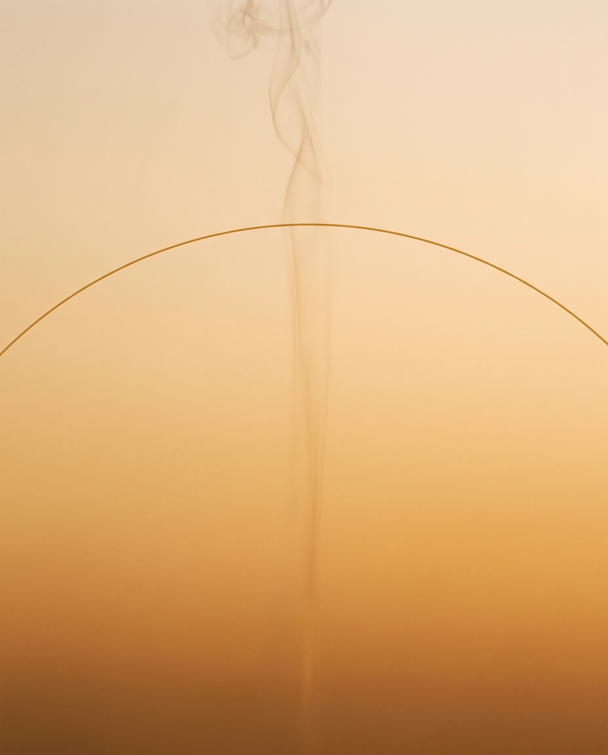 Vevanté Sillage — abstract amber field with gold arc