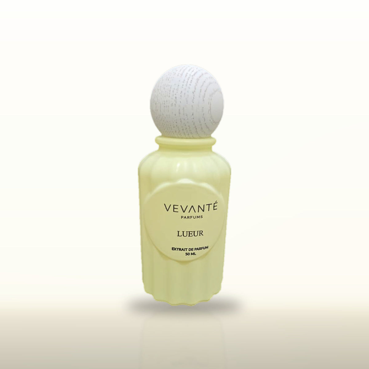 Vevanté Lueur 50 ml Extrait de Parfum on a soft cream studio backdrop