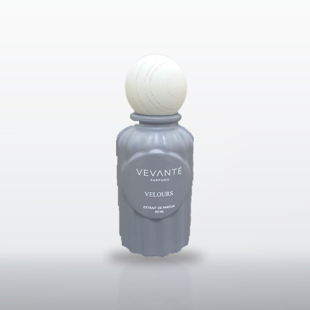 Vevanté Velours 50 ml Extrait de Parfum on a soft grey studio backdrop