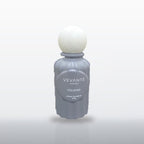 Vevanté Velours 50 ml Extrait de Parfum on a soft grey studio backdrop